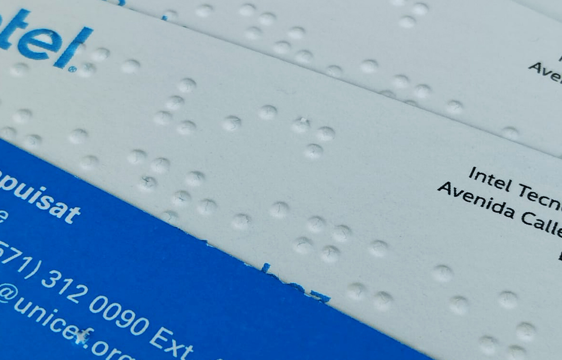 Imagen - Tarjetas de presentación accesibles de Unicef e Intel impresa en Braille