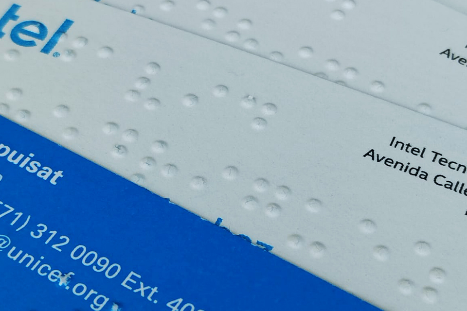 Imagen - Tarjetas de presentación accesibles de Unicef e Intel impresa en Braille