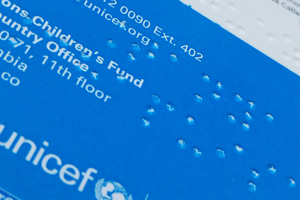 Imagen - Tarjetas de presentación accesibles de Unicef e Intel impresa en Braille