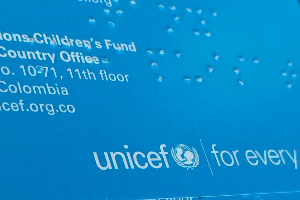 Imagen - Tarjetas de presentación accesibles de Unicef e Intel impresa en Braille