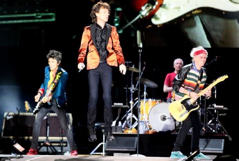 The Rolling Stones en Perú en el centro está Mick Jagger saltando, a la derecha Keith Richards sonríe al fondo en la batería Watts