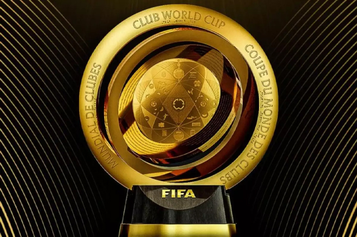 Trofeo del Mundial de Clubes FIFA 2025, inscrito en trece idiomas, incluyendo lenguas clásicas como el latín y el griego, y por primera vez en la historia del fútbol internacional, también en braille. 