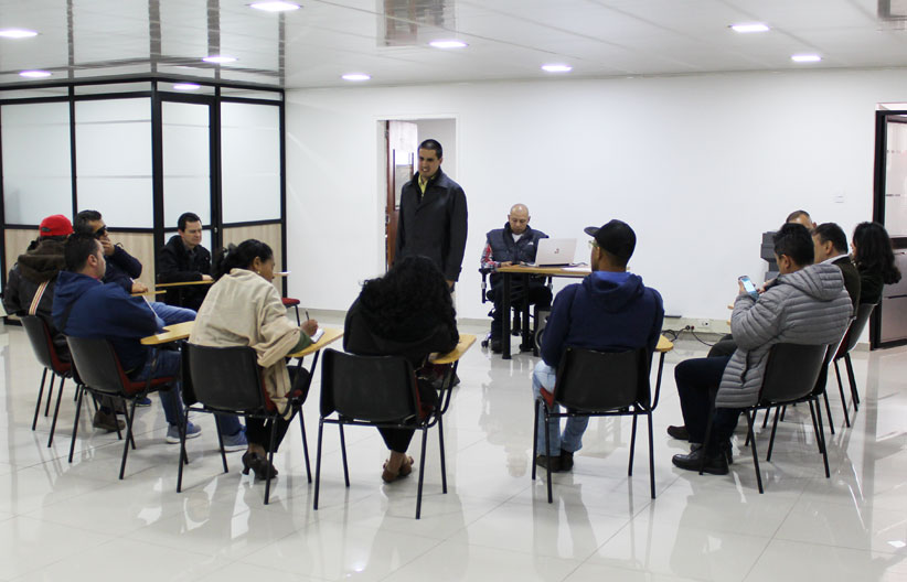Jorge Andres Colmenares en el taller de familias linguisticas