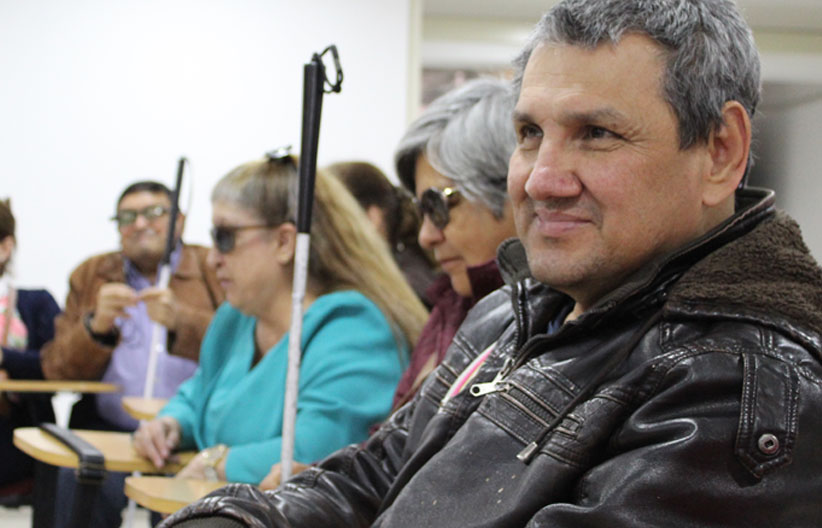 Personas con discapacidad visual reunidas 