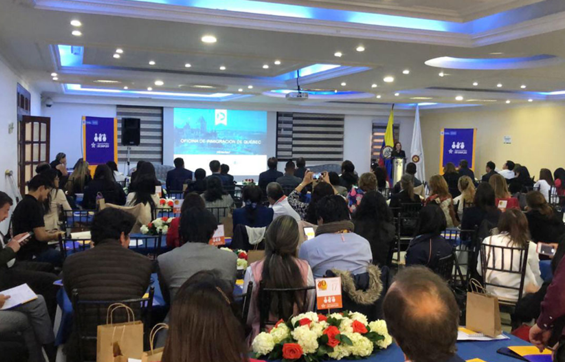 Grupo de asistentes a capacitación, llevada a  cabo en un auditorio