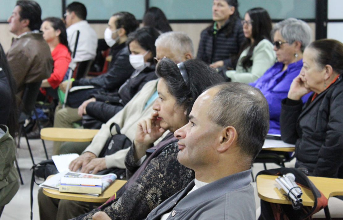 Capacitación a un grupo grande de personas con discapacidad