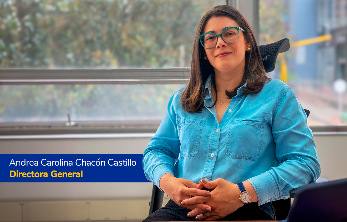 Andrea Carolina Chacón Castillo, directora general del Instituto Nacional para Ciegos – INCI, posa sentada en su oficina. La imagen incluye su nombre y cargo institucional.