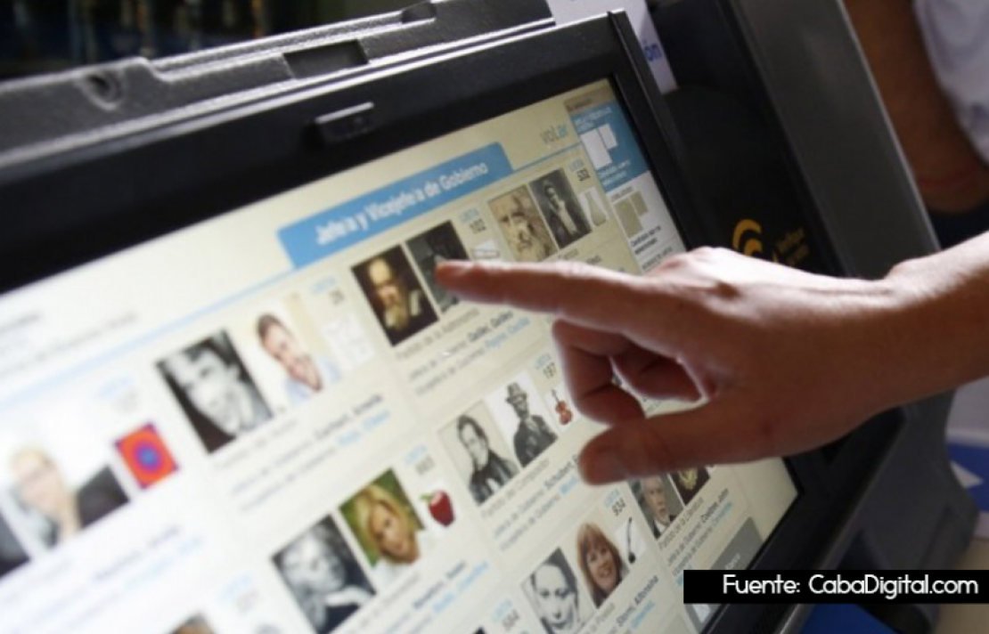 Persona votando a través de una tablet