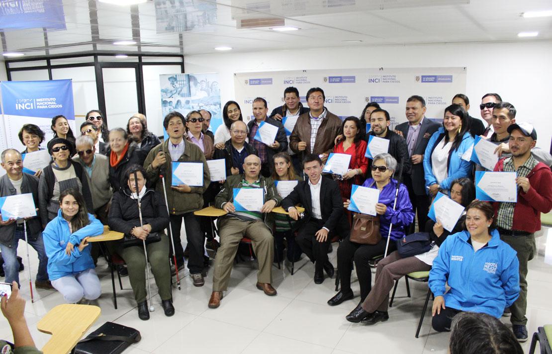 Personas con discapacidad recibiendo su grado