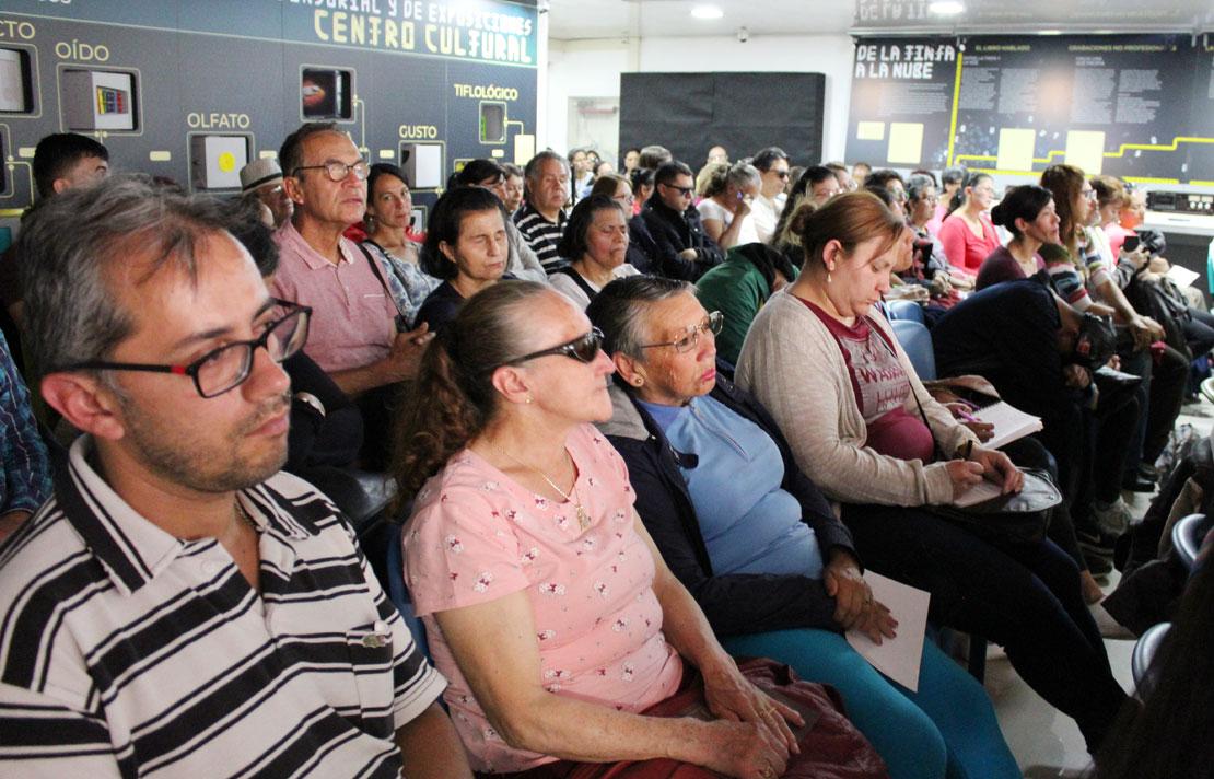 Personas con discapacidad visual en el centro cultural del INCI en la socialización del certificado de discapacidad
