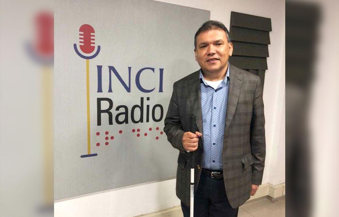 Fotografía Carlos Parra Dussan en la cabina de INCIRadio