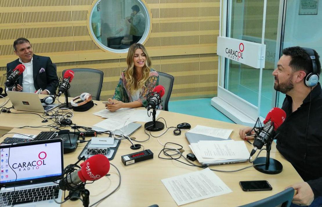 Carlos Parra Dussan en la cabina de Caracol Radio