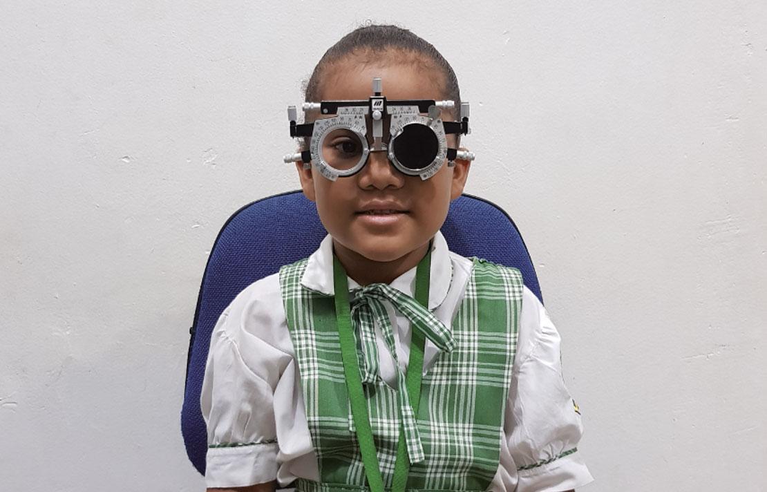 Niña con baja visión, en consulta de optometria