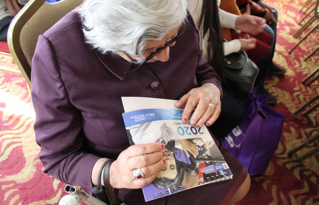 Persona con discapacidad visual leyendo en braille