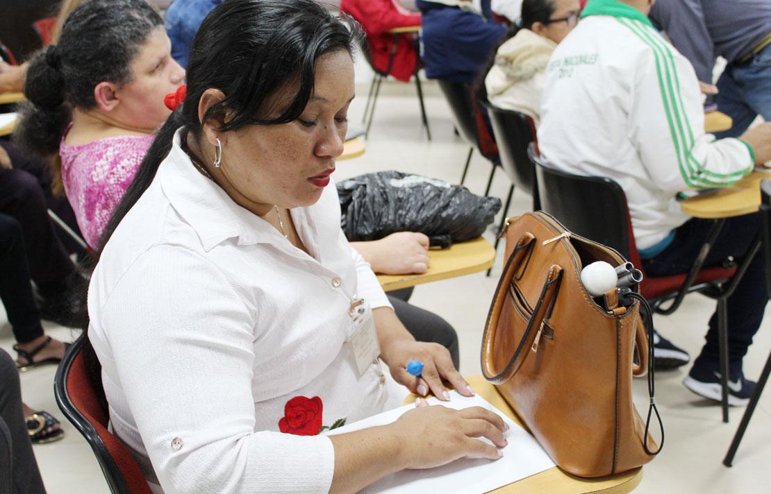 Personas aprendiendo Braille