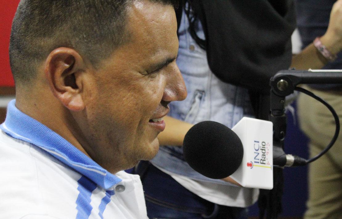 Persona con discapacidad visual en la cabina de INCI radio