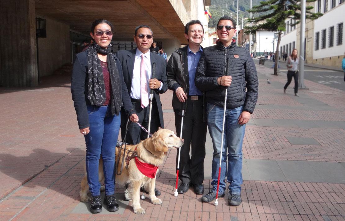 Personas con discapacidad usando su bastón blanco