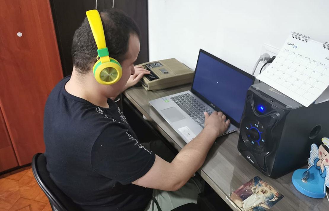fotografía, persona con discapacidad visual trabajando en casa