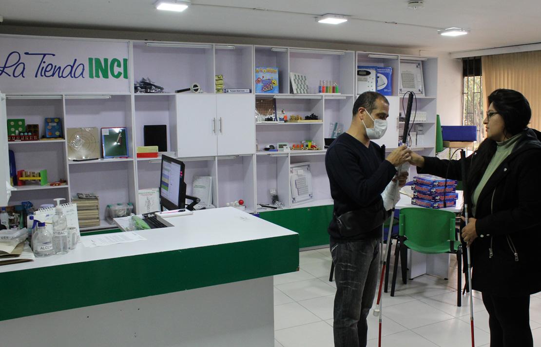 Fotografía - Cliente de la Tienda INCI recibe asesoría sobre los bastones disponibles en la Tienda