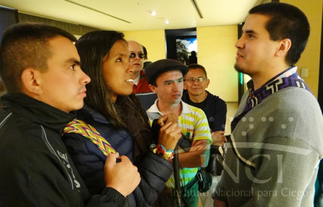 Fotografía, Jorge Colmenares con grupo de personas