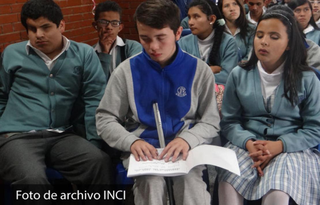 estudiantes tomando clase en un colegio incluyente