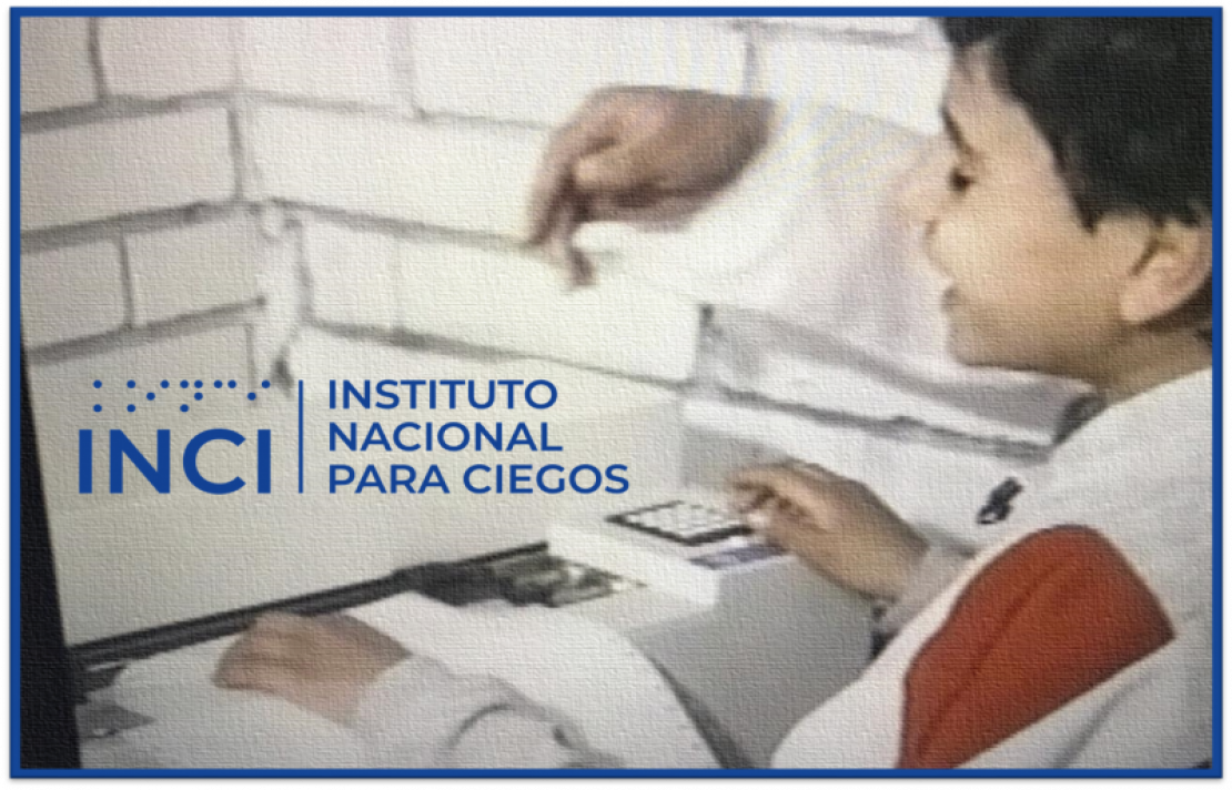 Imagen de Alejandro Pabón de niño conociendo la impresora braille