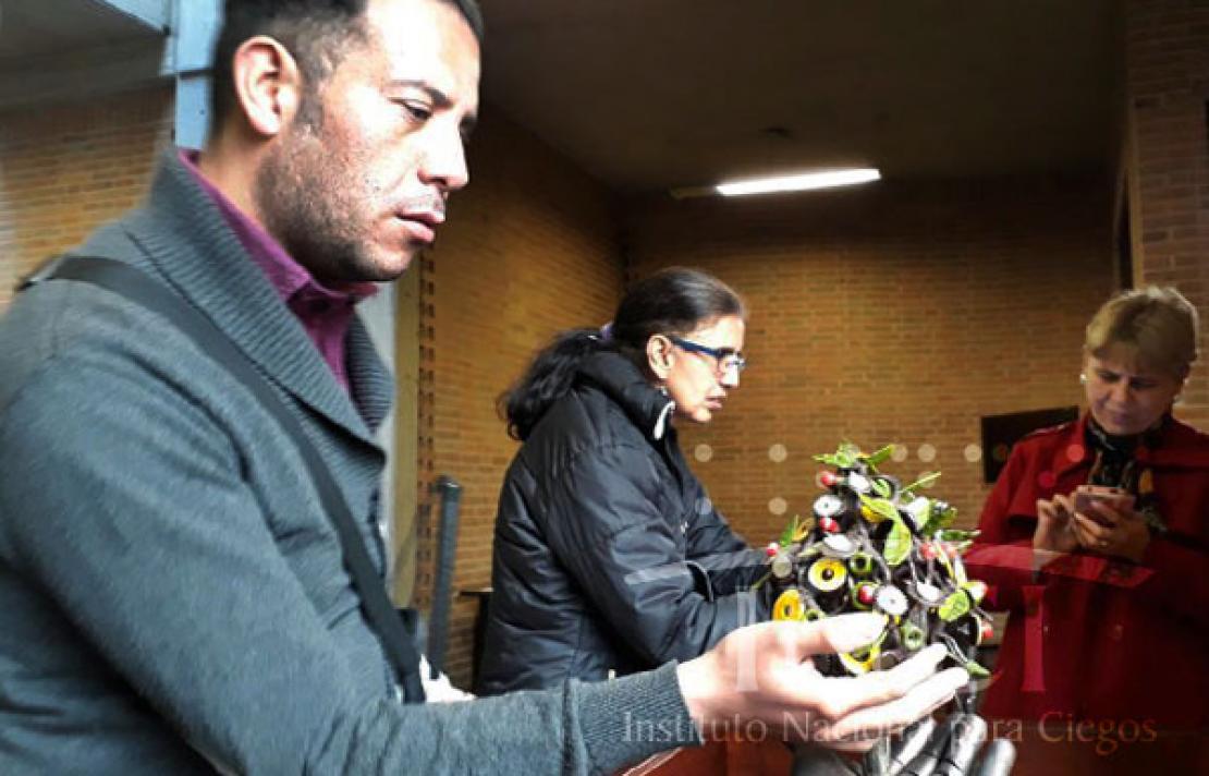 Fotografía Persona con discapacidad visual interactuando 