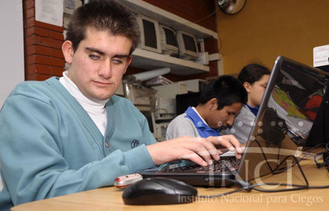 Joven haciendo uso del lector de pantalla JAWS