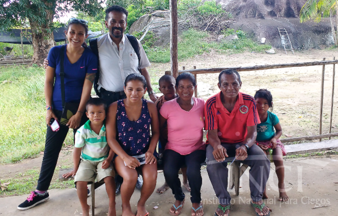 Grupo de personas junto a profesionales de asistencia Técnica