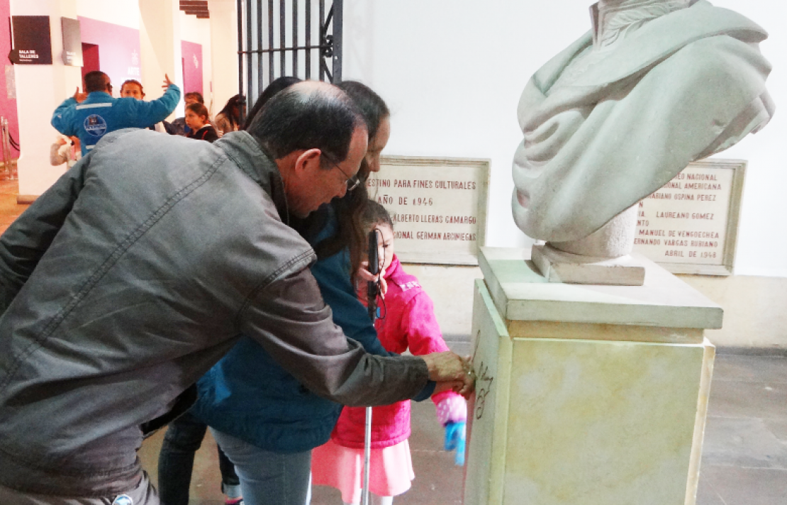 Enrique King, funcionario del INCI ayudando a una mujer con discapacidad visual