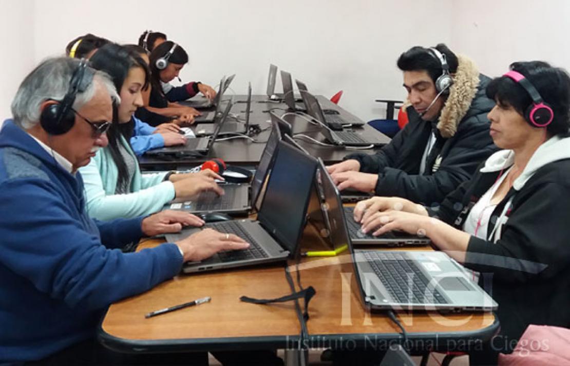 Personas con discapacidad visual interactuando con computadores