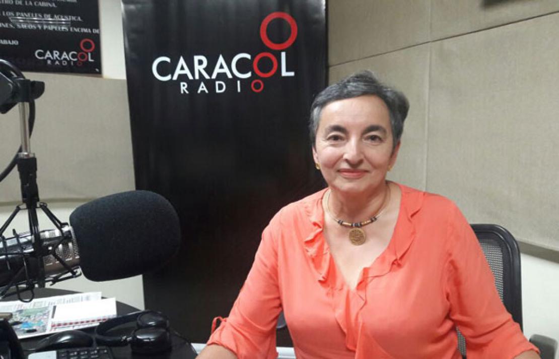 Imagen de la periodista Judith Sarmiento en un estudio de Caracol Radio