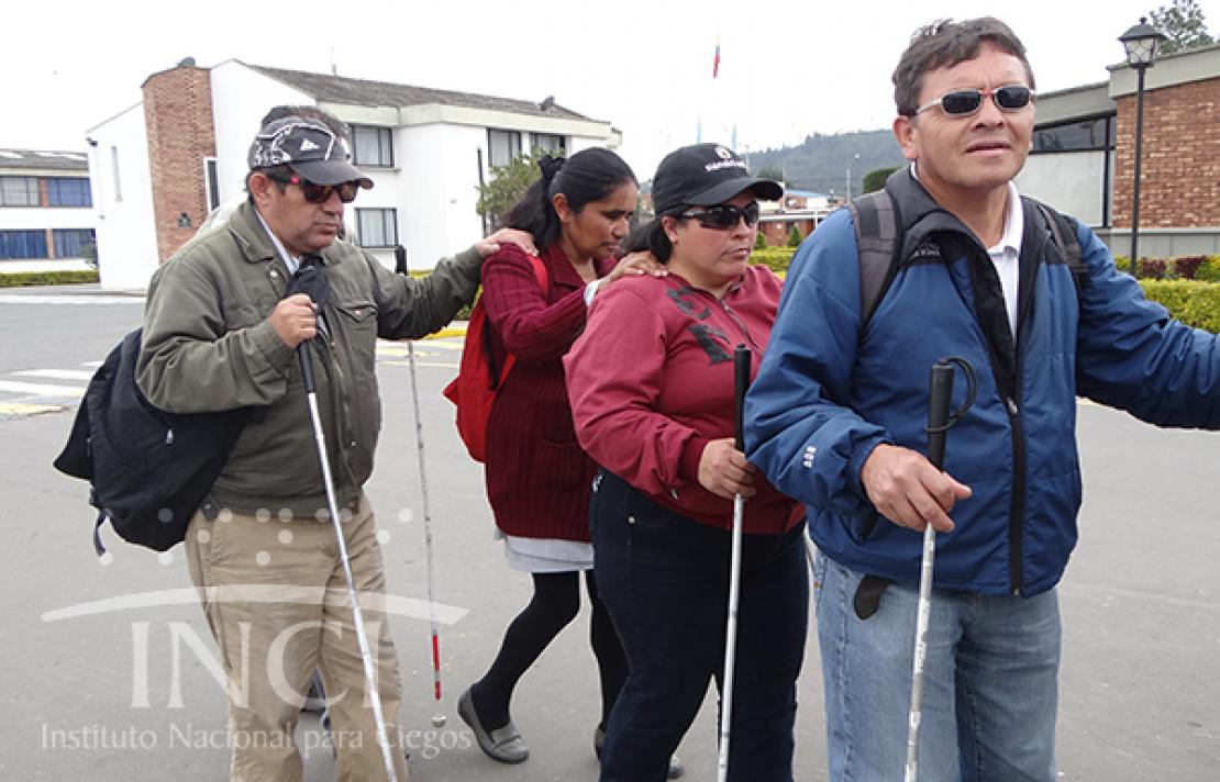 personas ciegas caminando con bastón