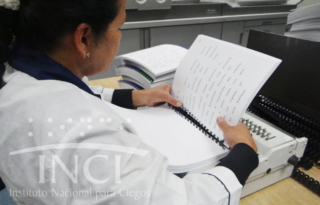 Imagen de persona con discapacidad visual trabajando