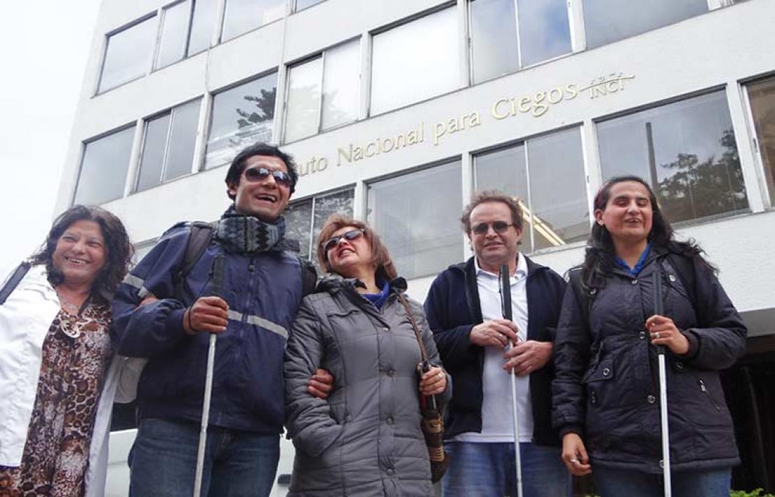 Personas con discapacidad visual, Frente al Instituto Nacional Para Ciegos