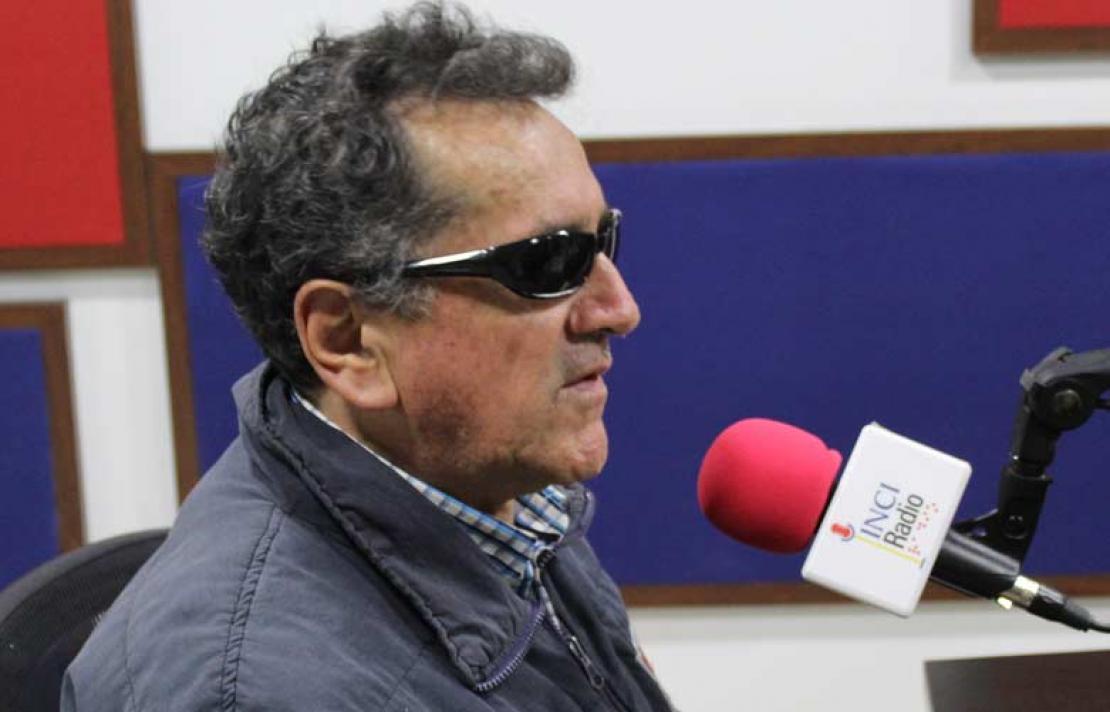 Personas con discapacidad visual, en la cabina de INCI Radio