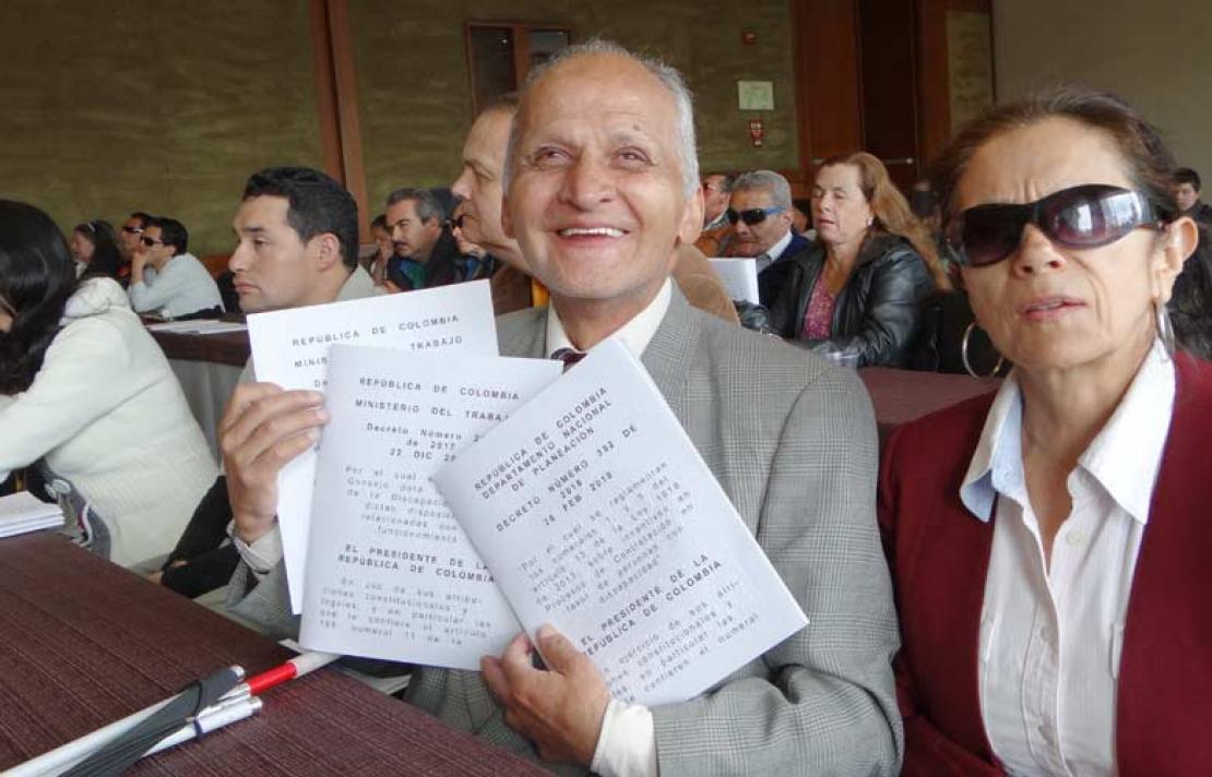 Persona con discapacidad visual, leyendo braille