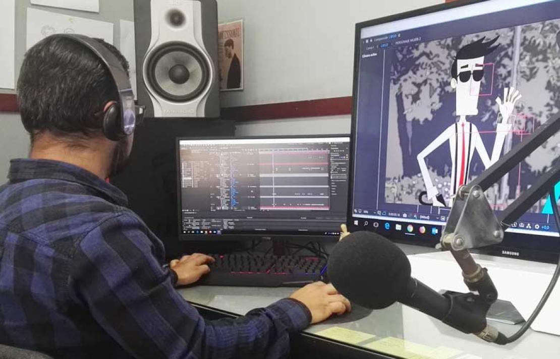Productor audiovisual haciendo audiodescripción 