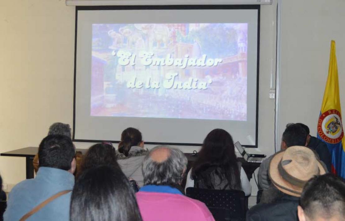 Personas ciegas escuchando la proyección de la película El Embajador de la India en el auditorio INCI