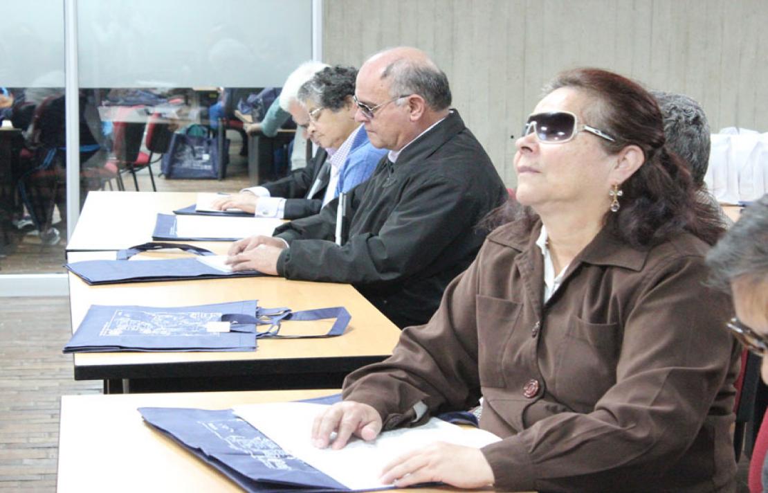 Personas ciegas en un salón leyendo en braille