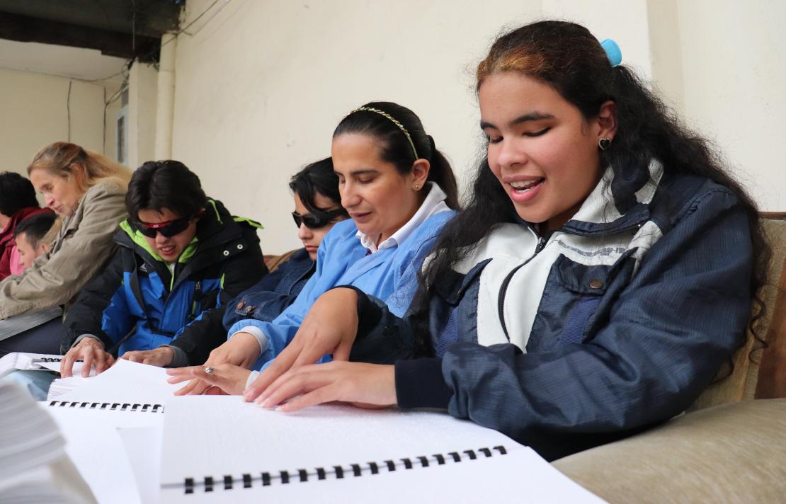 lectura Personas con discapacidad visual leen en braille