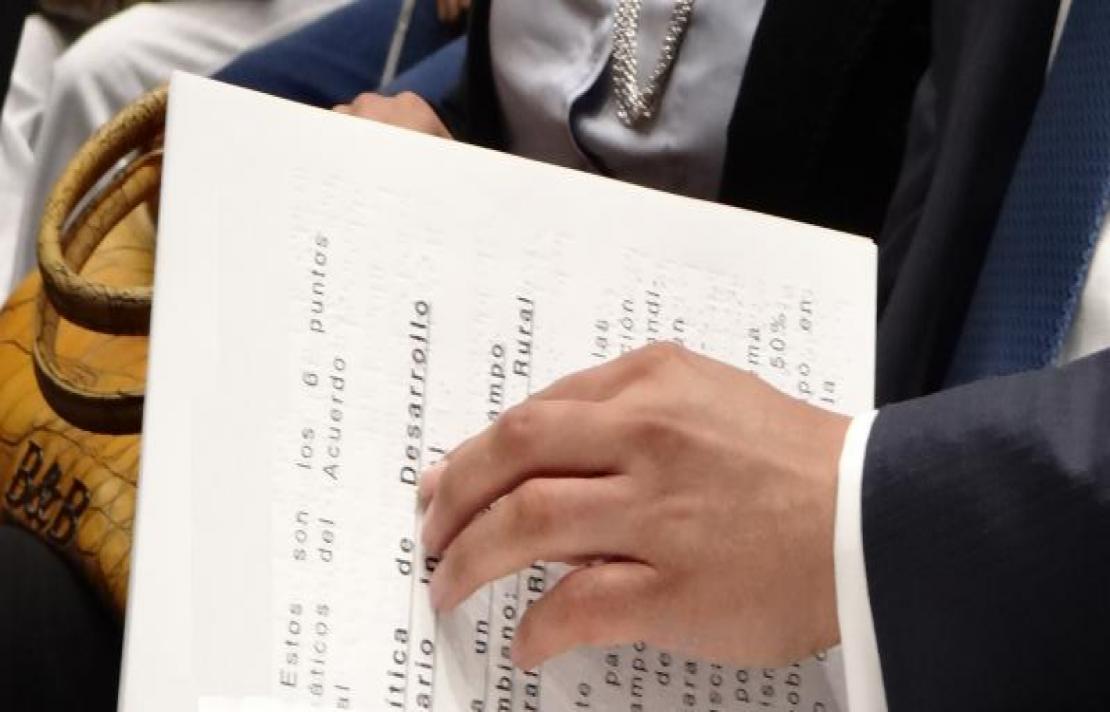 Persona leyendo un texto en braille
