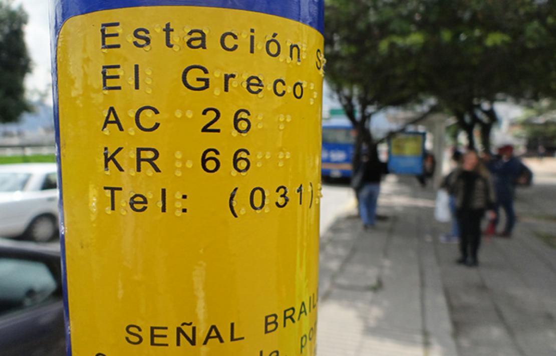 Señal de transito impresa en braille