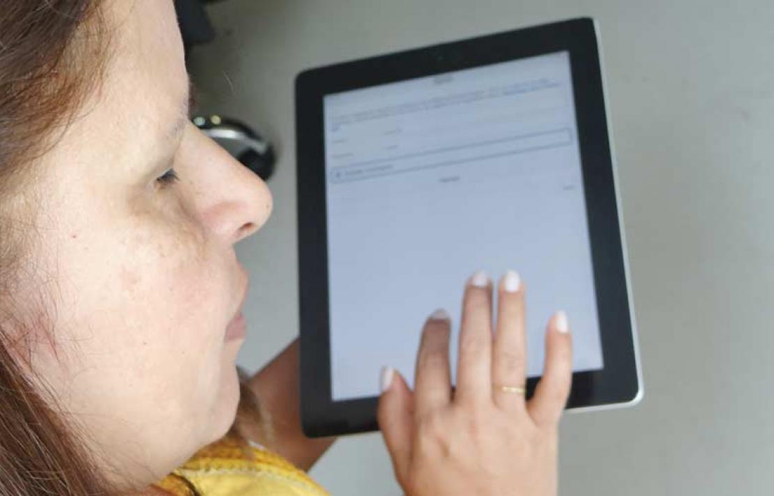 Personas con discapacidad visual, leyendo un libro digital en su tableta