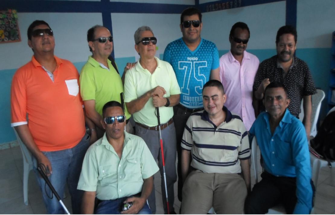 personas con discapacidad visual reunidas durante la visita a sucre
