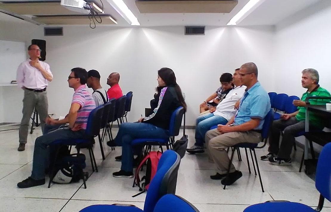 Fotografia, usuarios de la ciudad de Cali recibiendo el taller