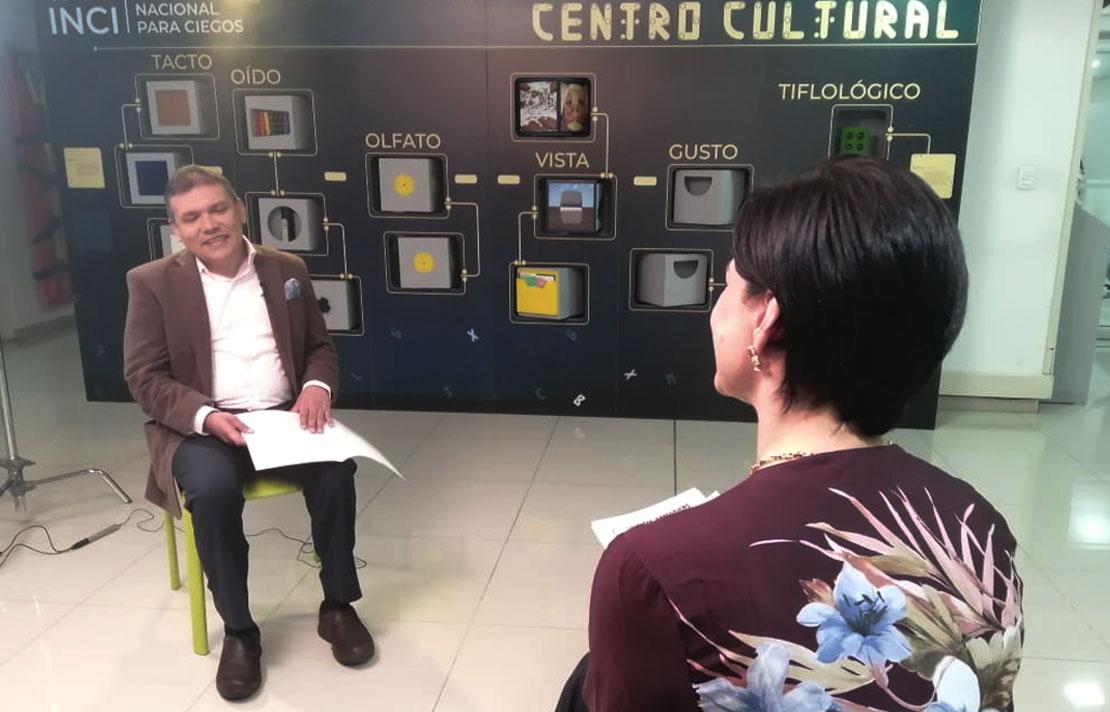 Carlos Parra Dussan junto a presentadora del programa SICTeVe de la Superintendencia de Industria y Comercio