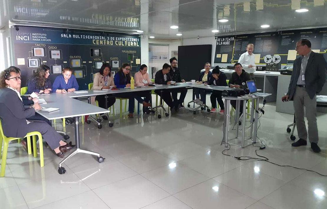 Fotografía, Funcionarios de la imprenta INCI en un taller de braille