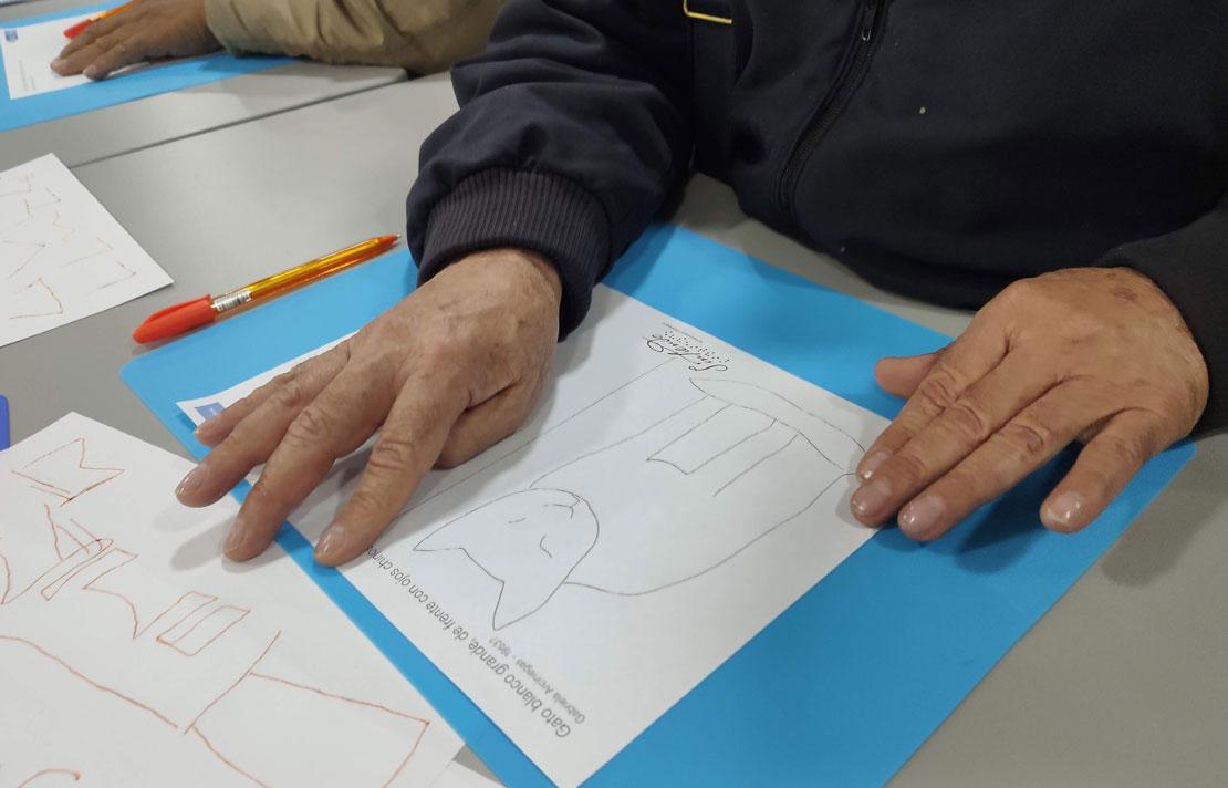 Persona leyendo braille