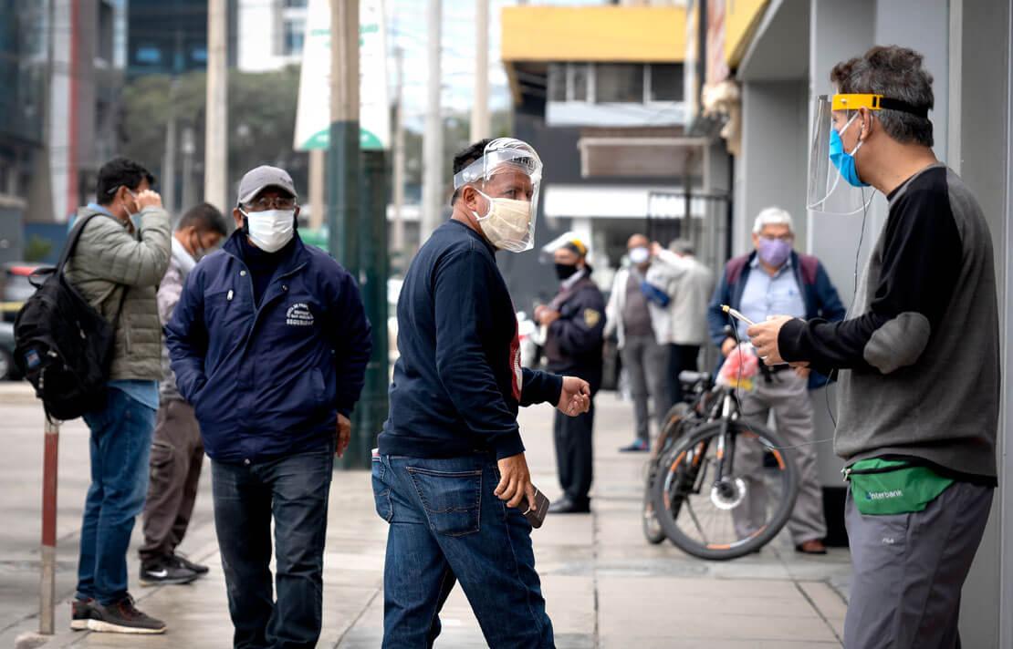 Fotografía, personas con careta y tapabocas en la calle